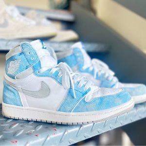 Air Jordan 1 High Hyper Royal Blue